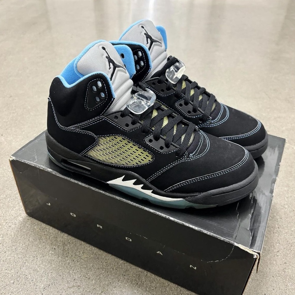 Size 8 - 2006 Air Jordan V Retro Black University Blue in Deadstock condition.